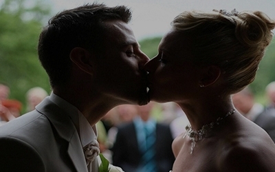Par der kysser ved deres bryllup
