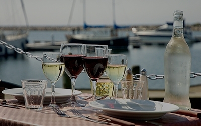 Vin på bord ved havn